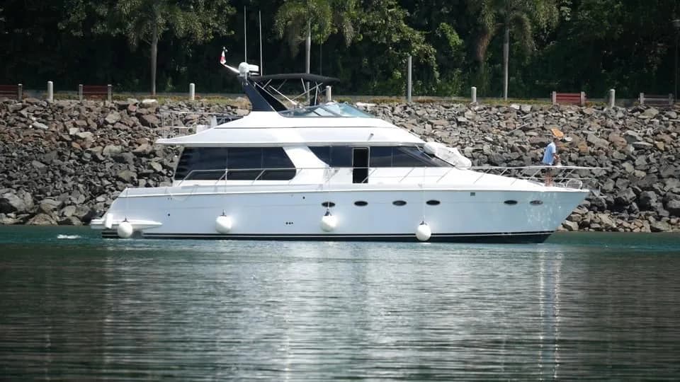 Yate a motor 54 pies — foto 2 de 23