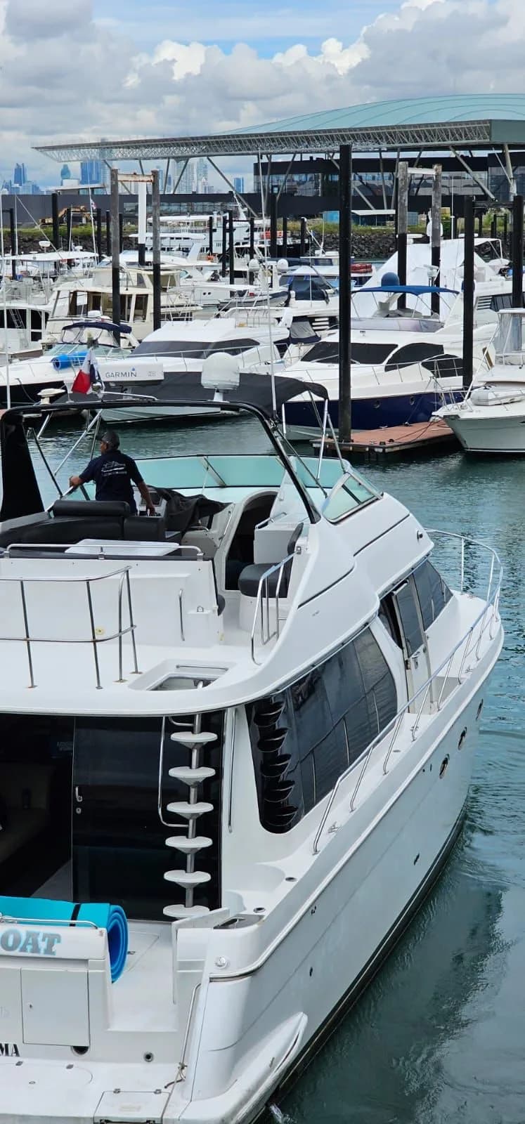 Yate a motor 54 pies — foto 4 de 23