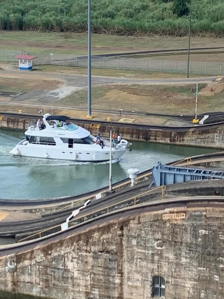 Yate a motor 54 pies — foto 5 de 23