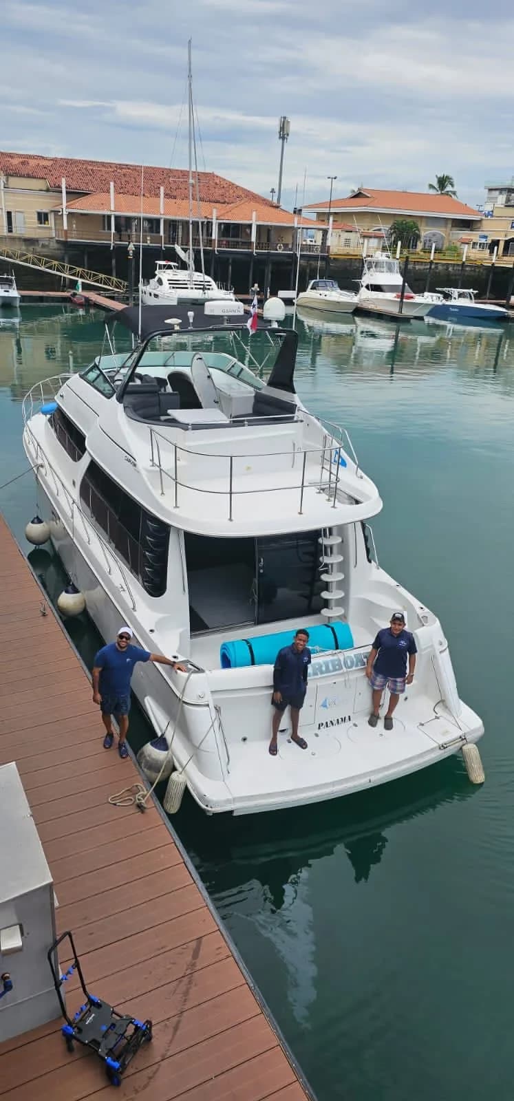 Yate a motor 54 pies — foto 6 de 23