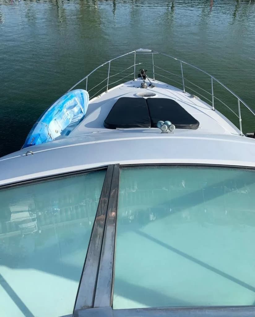 Yate a motor 54 pies — foto 7 de 23