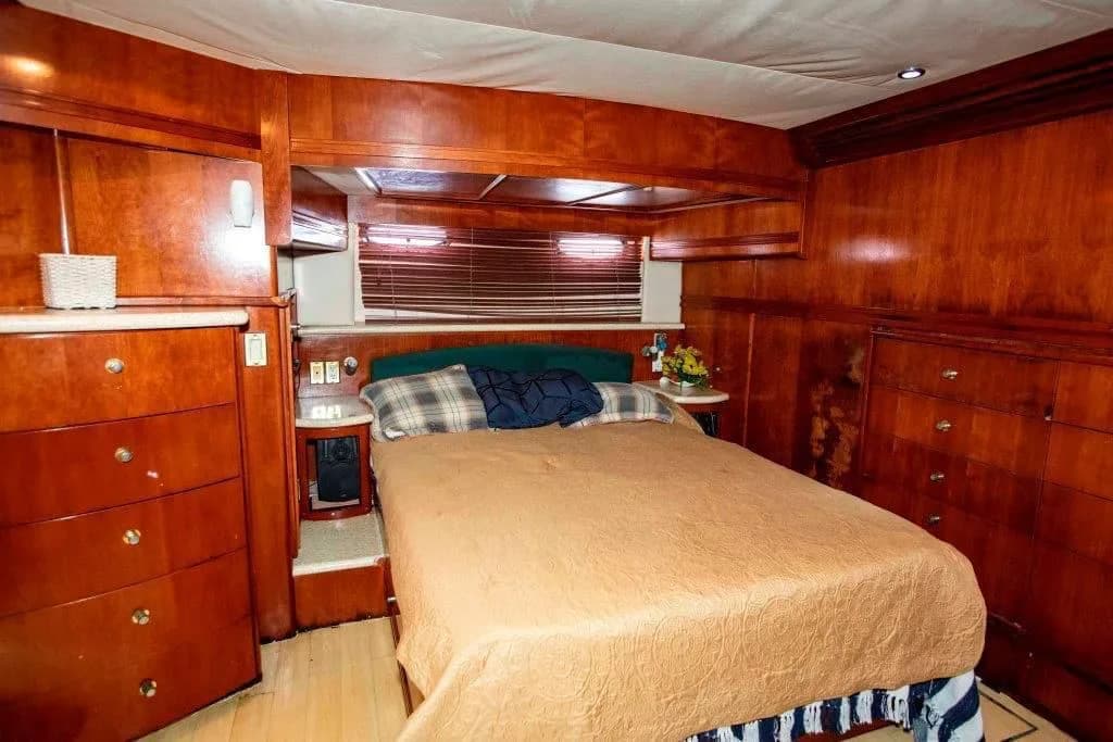Yate a motor 54 pies — foto 16 de 23