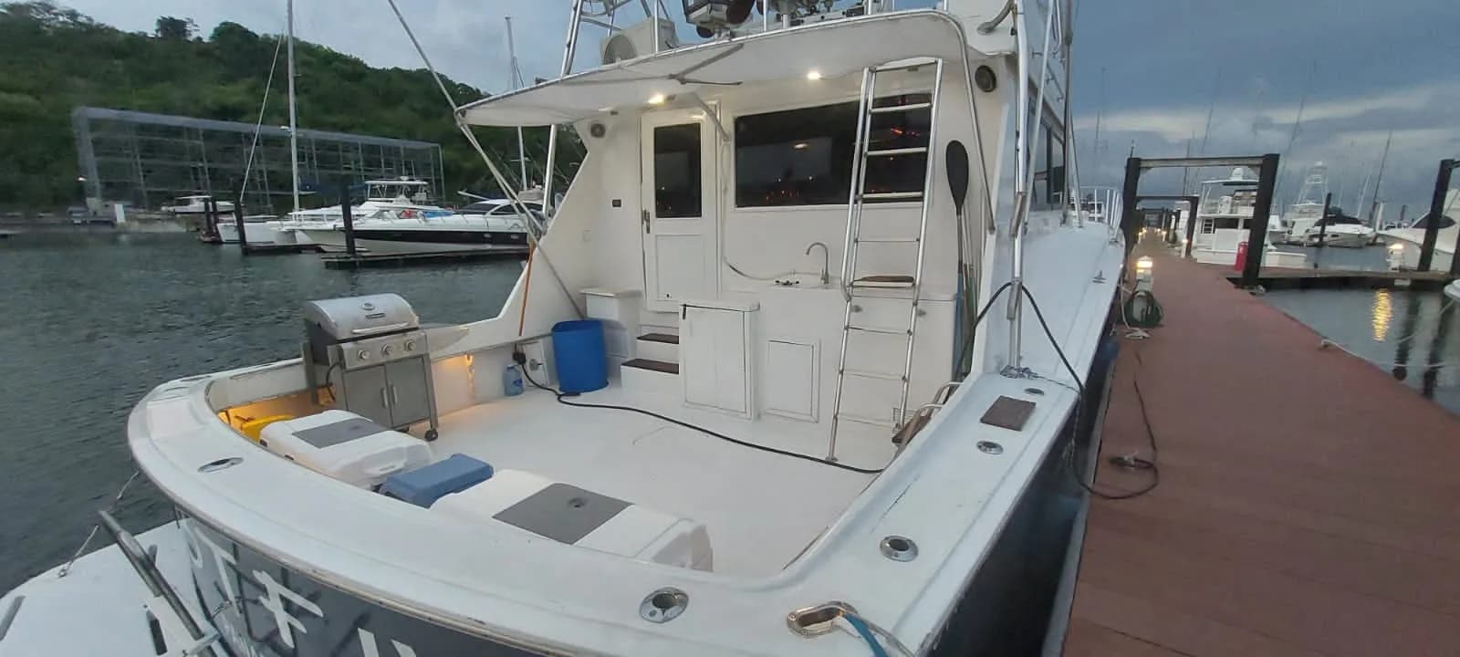 Yate a motor 55 pies — foto 6 de 15