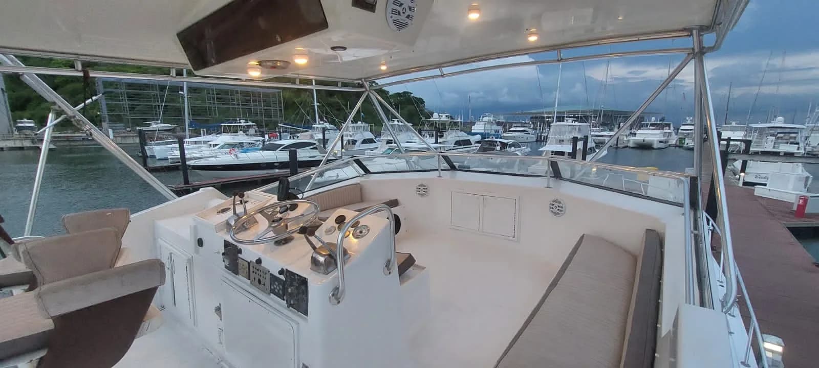 Yate a motor 55 pies — foto 7 de 15