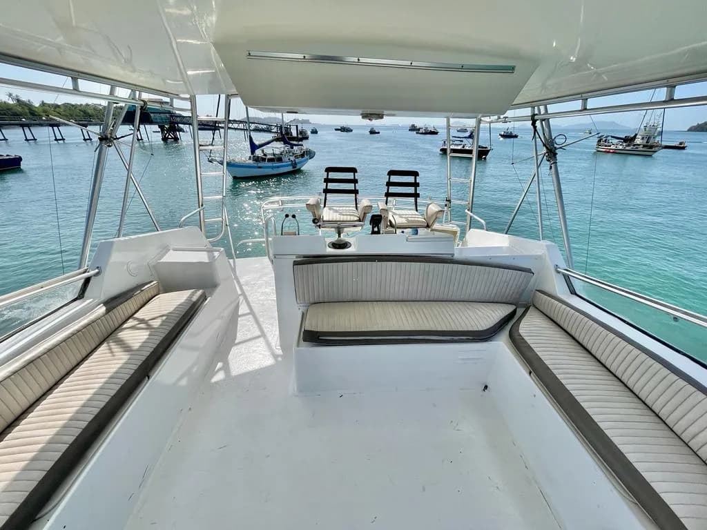 Yate a motor 55 pies — foto 8 de 15