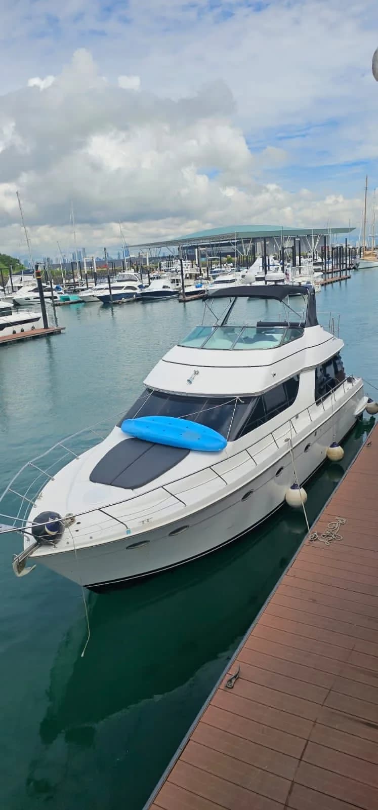 Yate a motor 54 pies para chárter privado en Panamá