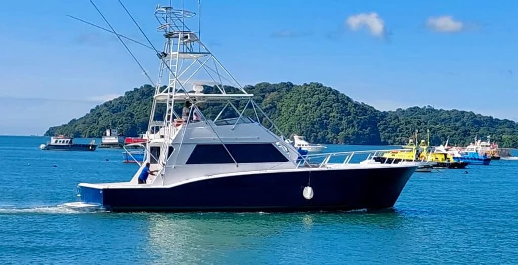 Yate a motor 55 pies para chárter privado en Panamá