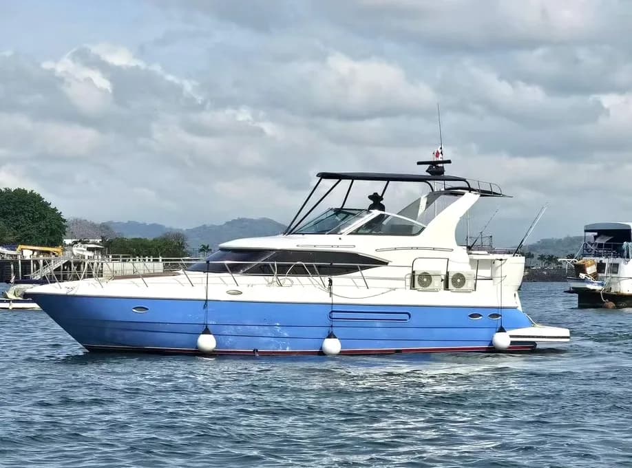 Yate 51 pies III para chárter privado en Panamá