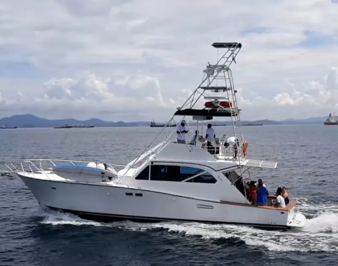 Yate 51 pies IV para chárter privado en Panamá