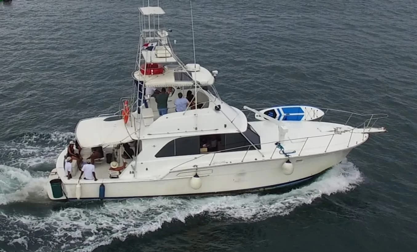 Yate 51 pies II para chárter privado en Panamá